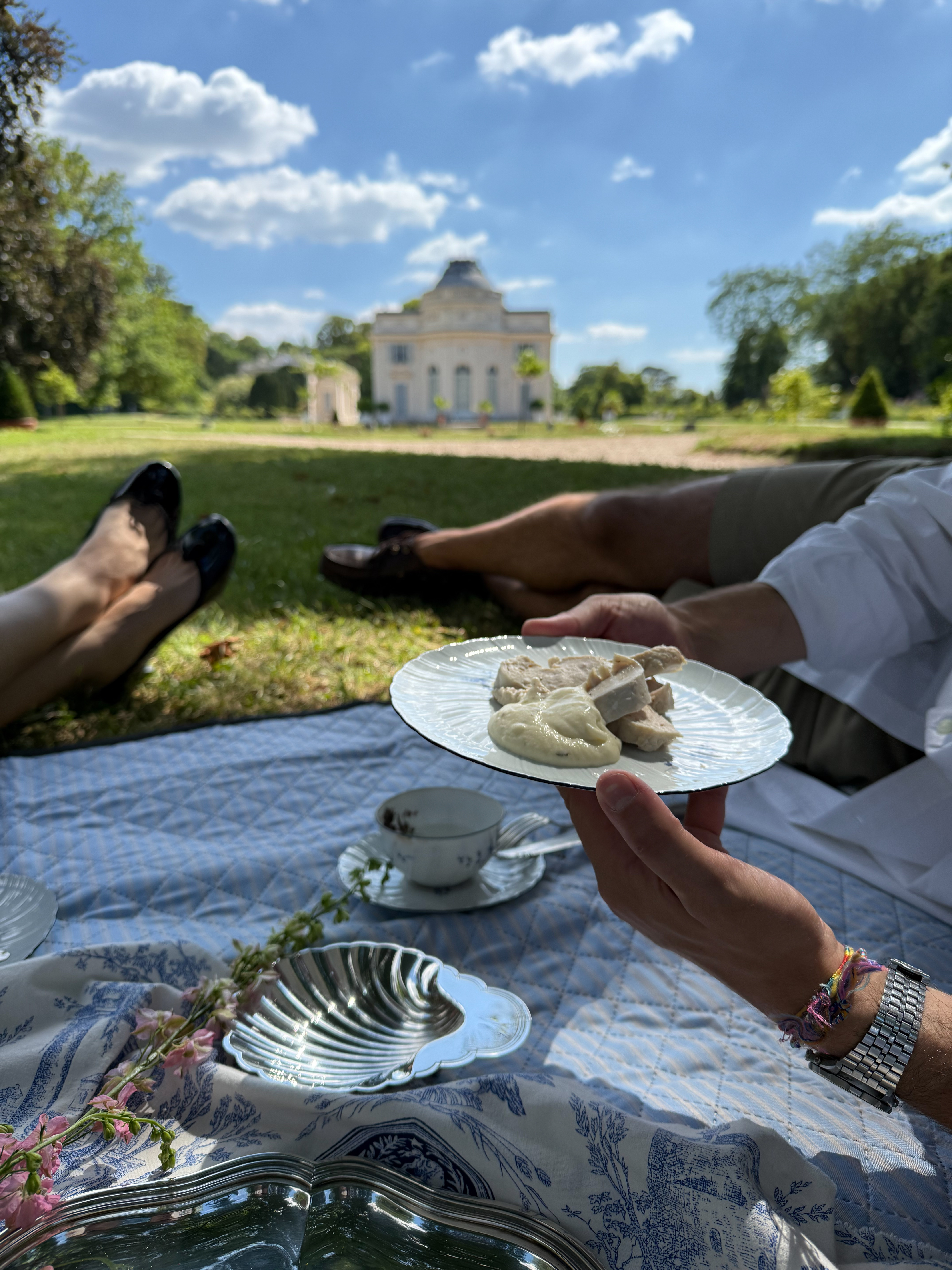 View of château on a Marie-Antoinette Luxury Picnic View of château on a Marie-Antoinette Luxury Picnic